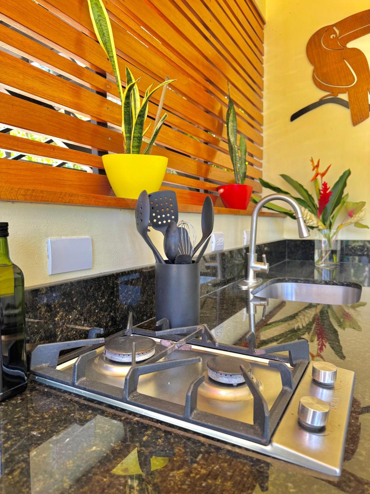 Herons Landing - Modern Jungle Holiday home